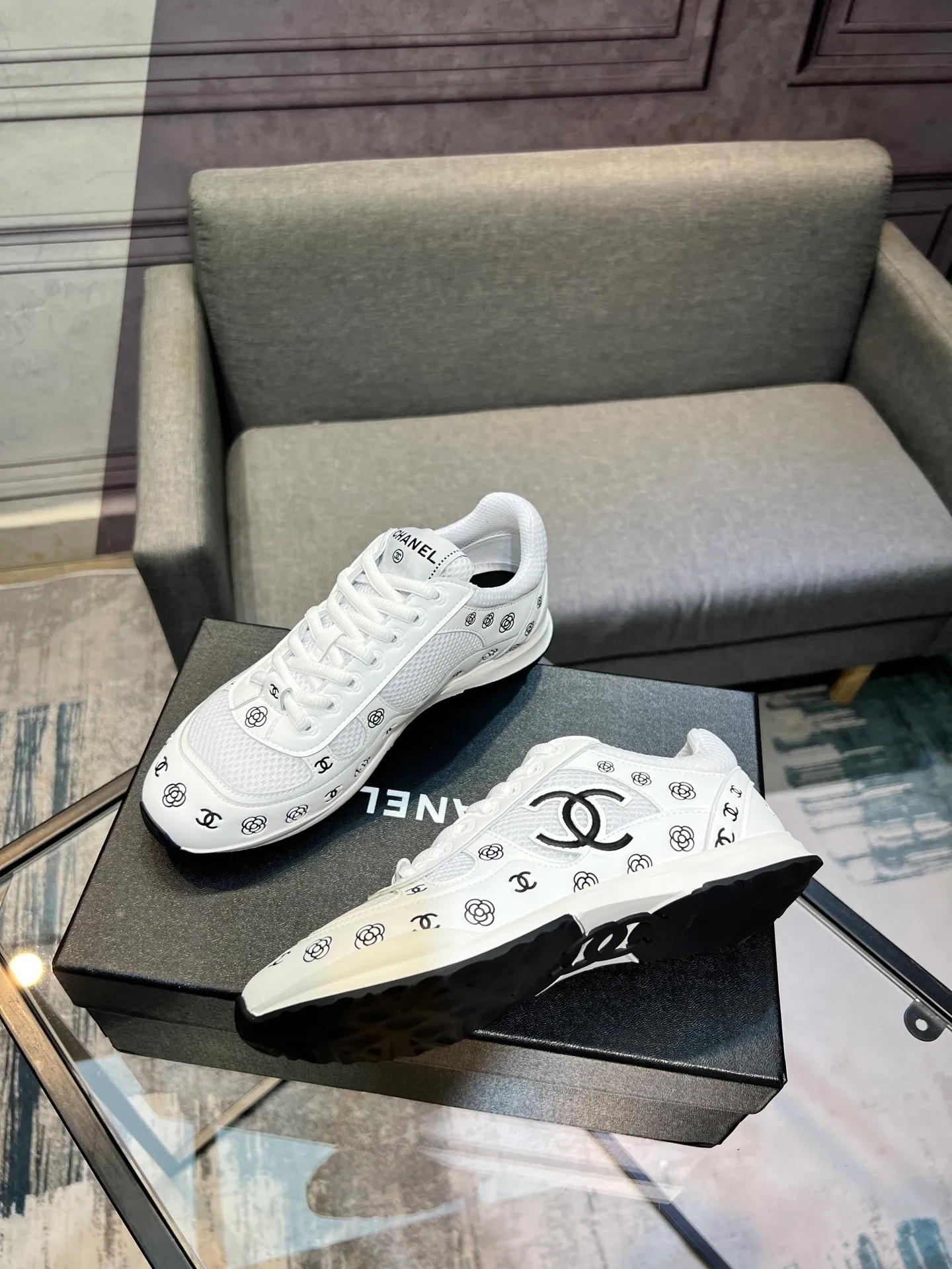 Men's men's shoes 💰640 Exclusive real shot (top version) CHANEL Chanel 2025ss color matching thick-soled casual sports shoes and sneakers. The counter is synchronized. The counter is very popular. A shoe that is very difficult to buy. The most popular thick-soled panda shoes on the Internet. It can be imagined that Xiaoxiang control can't miss it. It has both good looks and comfort. Simple and versatile white shoes. The thick sole increases the height and is super versatile. Close your eyes and wear it. Whoever wears it will look better. Upper: calfskin Lining: imported sheepskin lining Outsole: TPU original outsole Size: 35-44 (customized for women 41 and 40, and 45 for men)